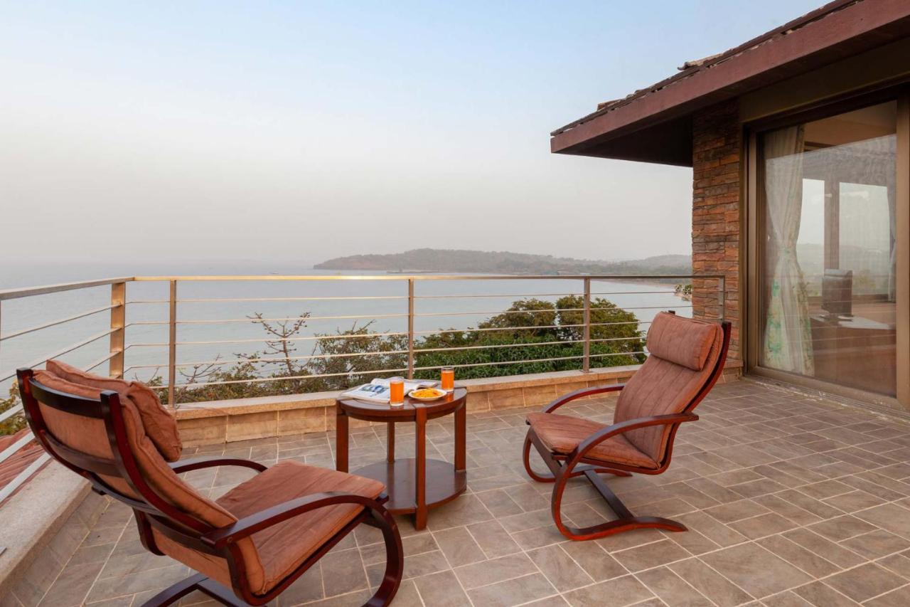 The Blue Horizon By Stayvista - Featuring A Beach-View Villa With A Swimming Pool, Indoor Games, And A Relaxing Balcony Alībāg Dış mekan fotoğraf